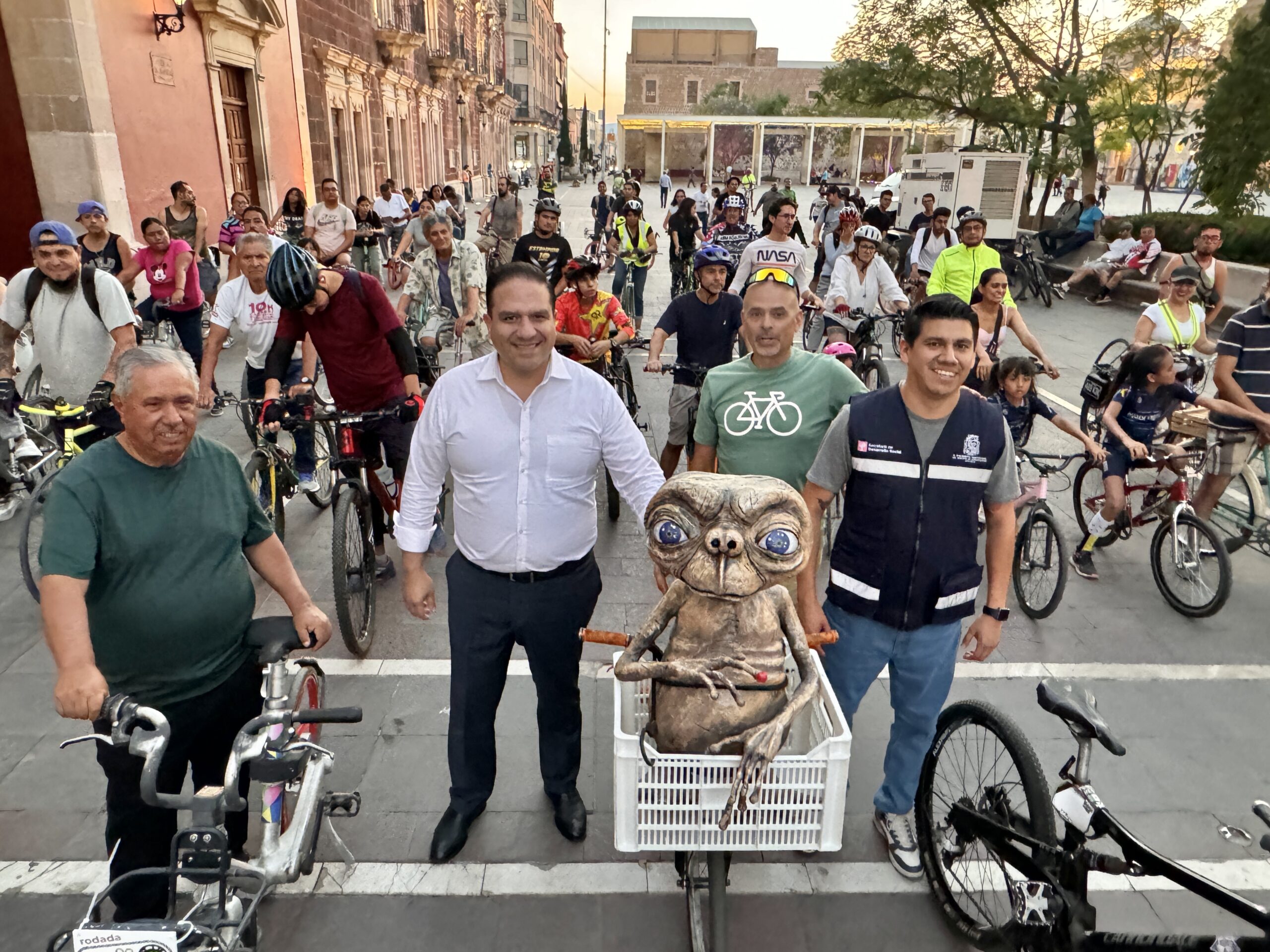 Encabeza José Juan Sanchez rodada nocturna en el Día Mundial de la Bicicleta: @MunicipioAgs