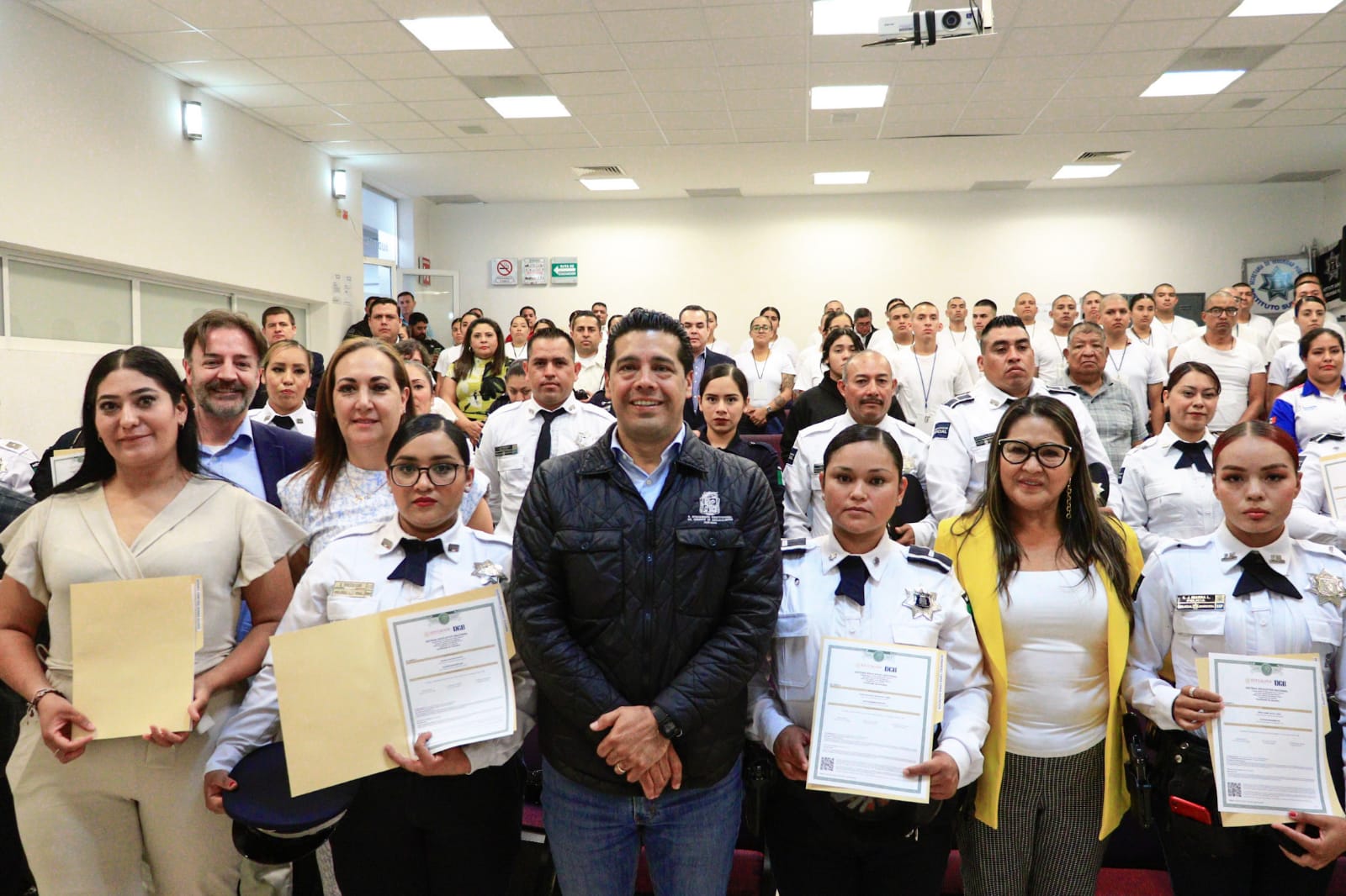 Reconoce @MunicipioAgs a personal de Seguridad Pública que se graduó de bachillerato