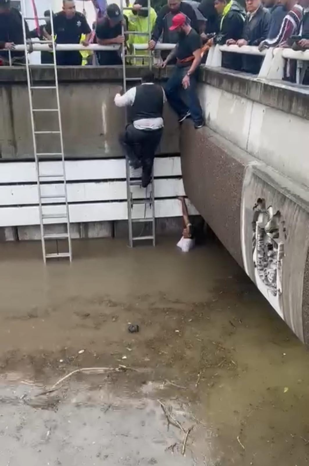 52 personas son rescatadas por policías y bomberos de @MunicipioAgs