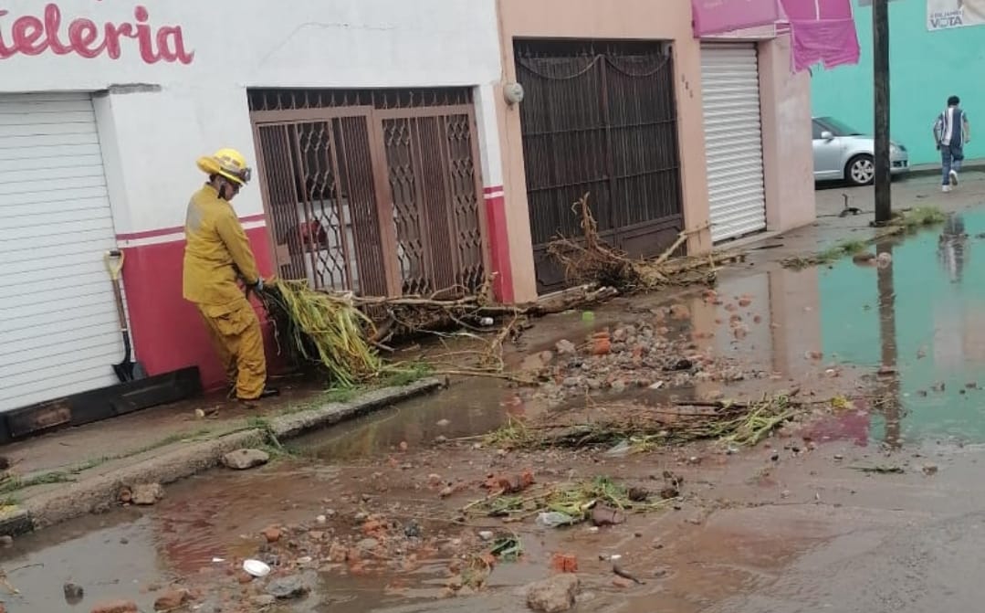 Continúa @MunicipioAgs brindando apoyo a familias afectadas por lluvias intensas