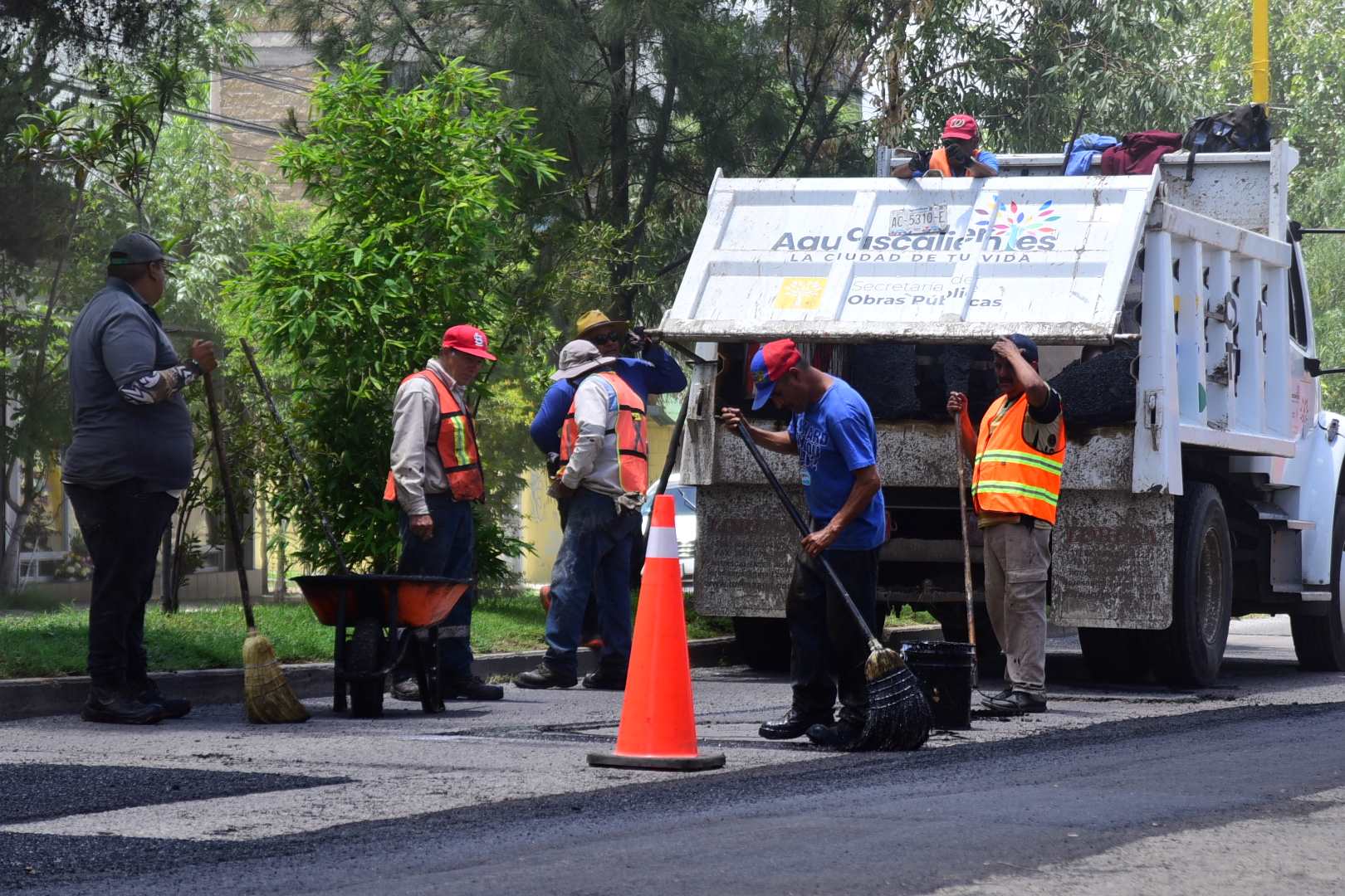 Ante contingencia por lluvias, refuerza @MunicipioAgs rehabilitación de vialidades