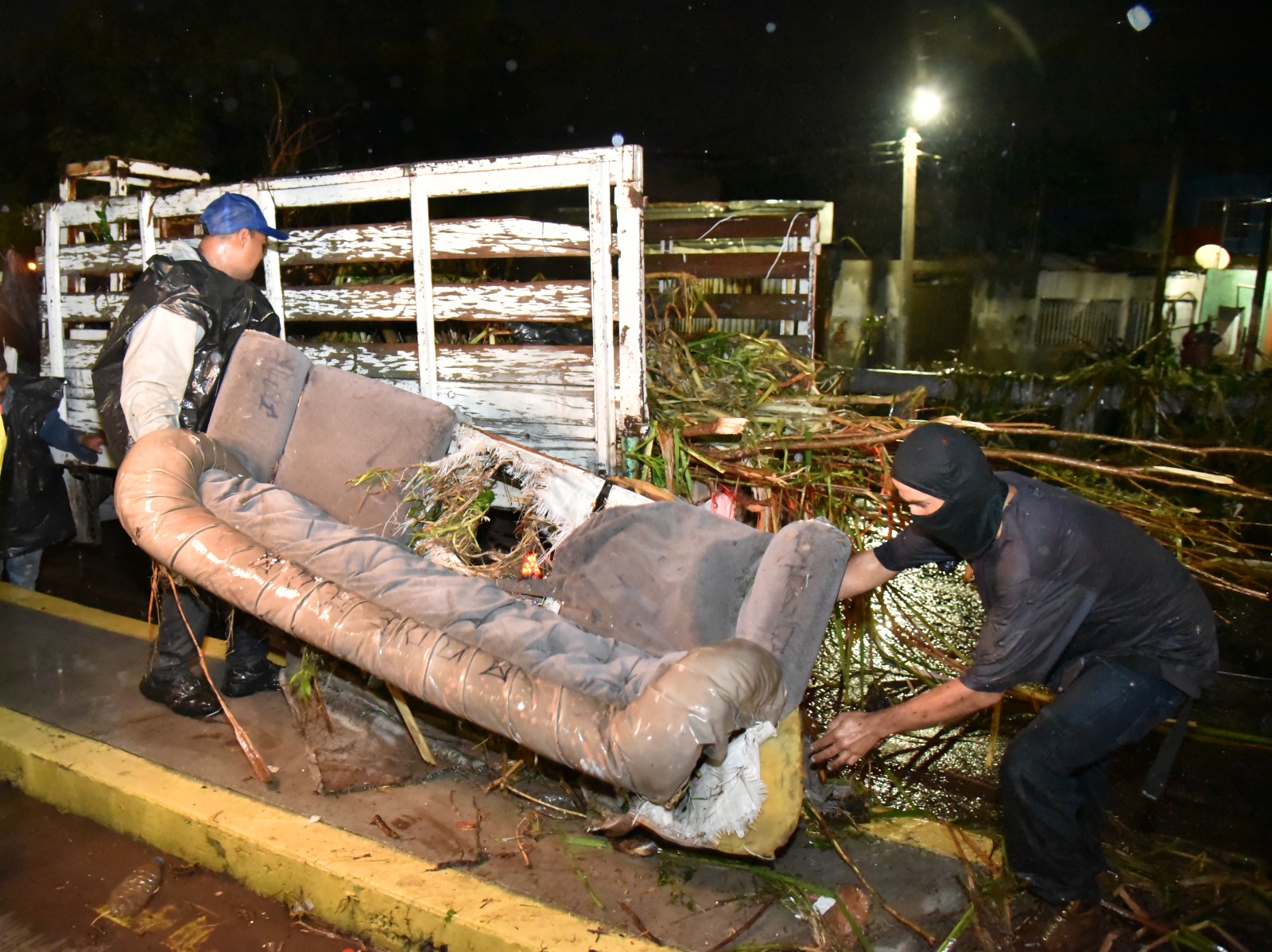 Intensifica @MunicipioAgs ayuda en zonas afectadas por lluvia de este sábado