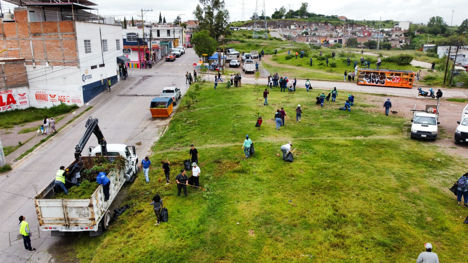 Supervisa @MunicipioAgs mega operativo de limpieza en Villa Las Palmas