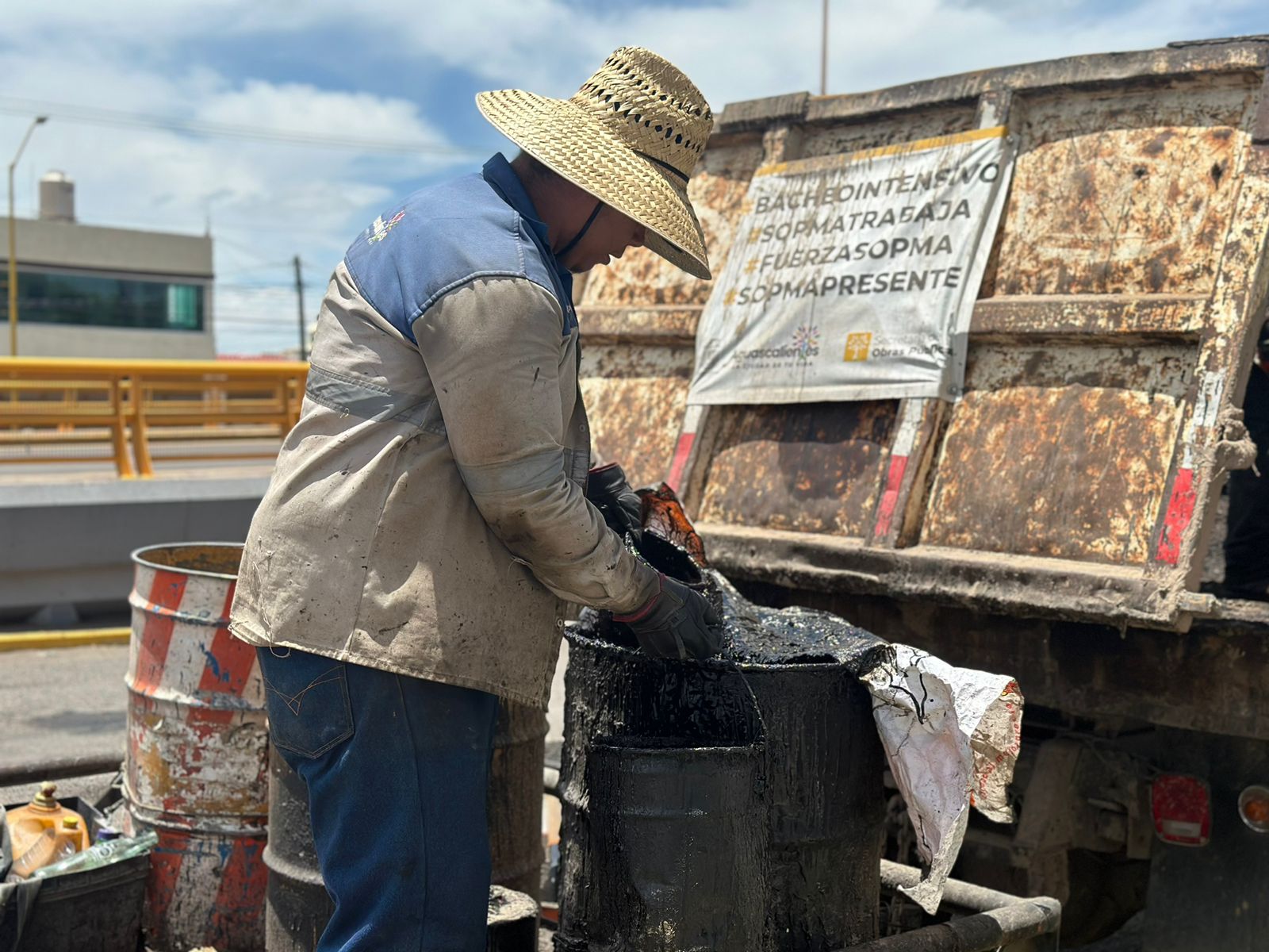 Mantiene @MunicipioAgs labores intensivas de desmalezado y bacheo en diversos puntos de la ciudad